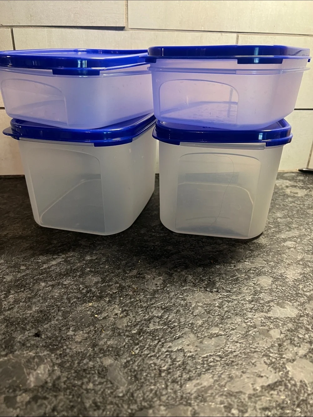 Tupperware image features